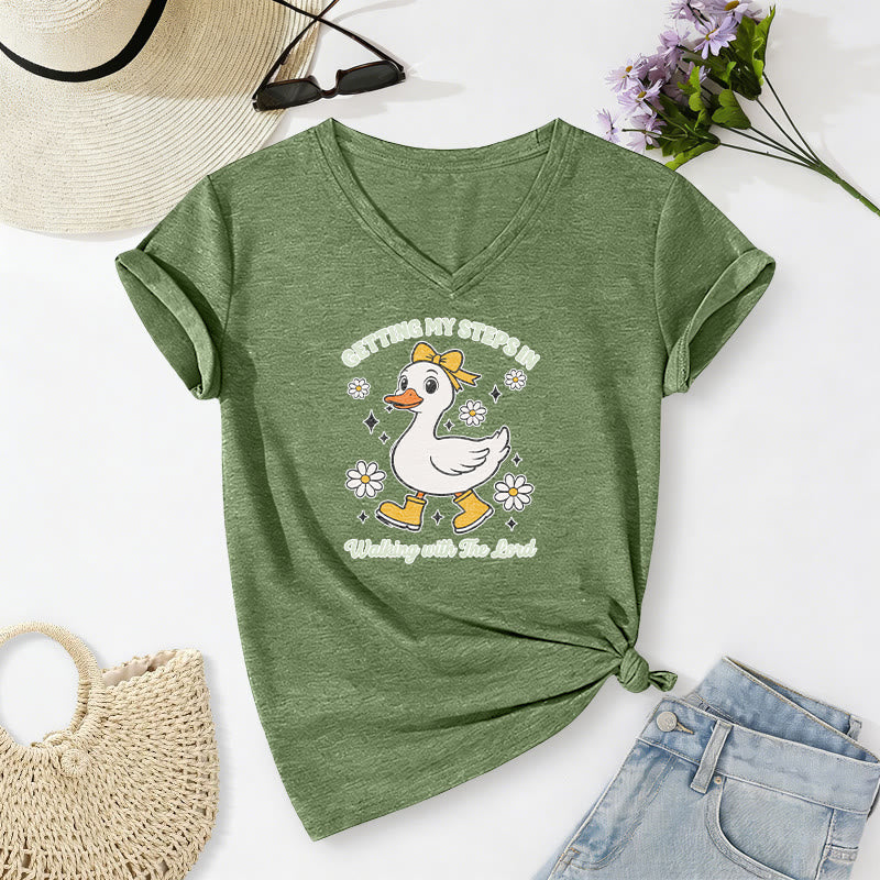 Christianartworkshop Maglietta casual con scollo a V "Getting My Steps In Walking With The Lord Cartoon Duck Daisy". - Verde oliva - 2XL - image 14