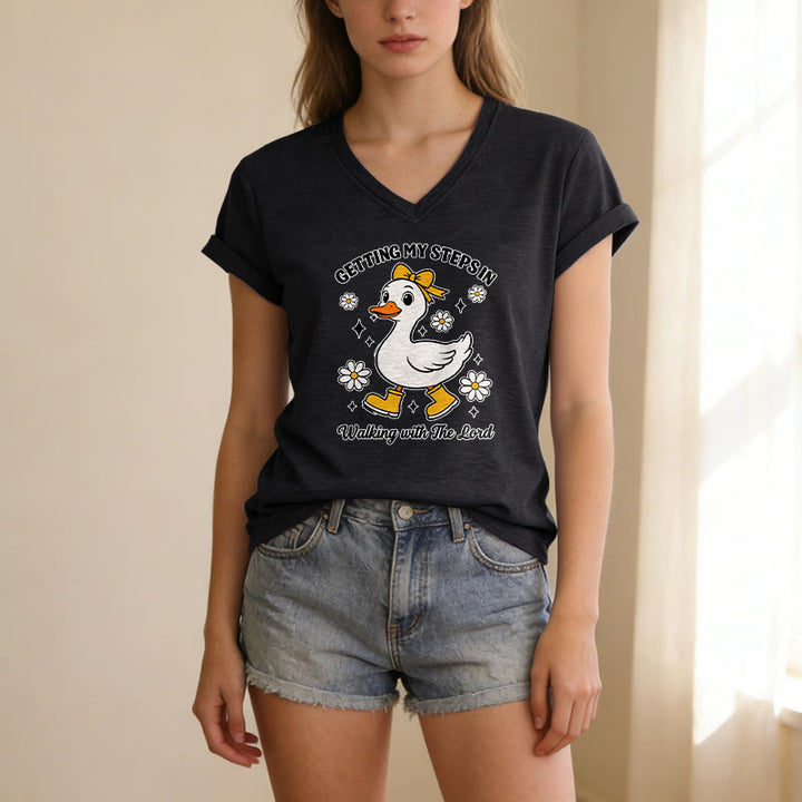Christianartworkshop Maglietta casual con scollo a V "Getting My Steps In Walking With The Lord Cartoon Duck Daisy". - image 11