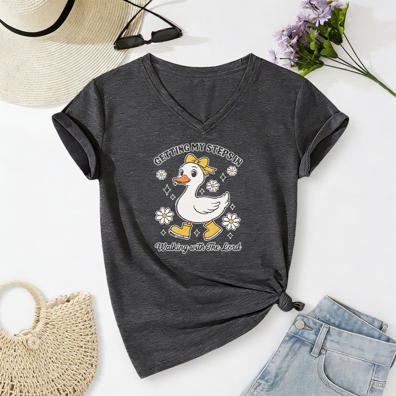 Christianartworkshop Maglietta casual con scollo a V "Getting My Steps In Walking With The Lord Cartoon Duck Daisy". - Grigio scuro - 2XL - image 4