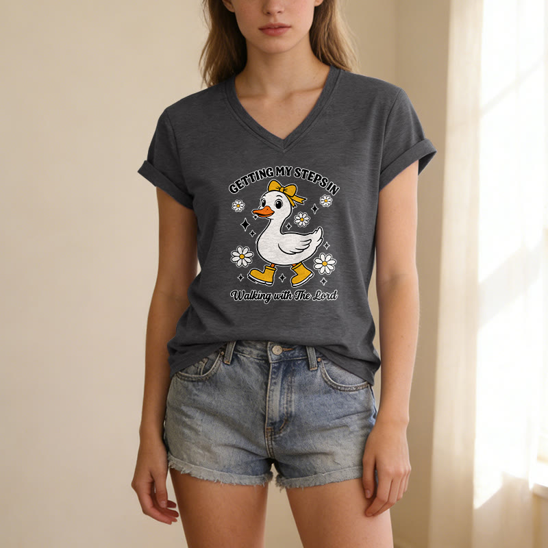 Christianartworkshop Maglietta casual con scollo a V "Getting My Steps In Walking With The Lord Cartoon Duck Daisy". - image 5