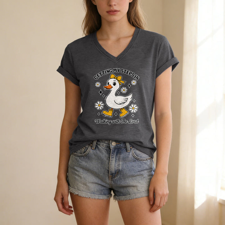 Christianartworkshop Maglietta casual con scollo a V "Getting My Steps In Walking With The Lord Cartoon Duck Daisy". - image 5