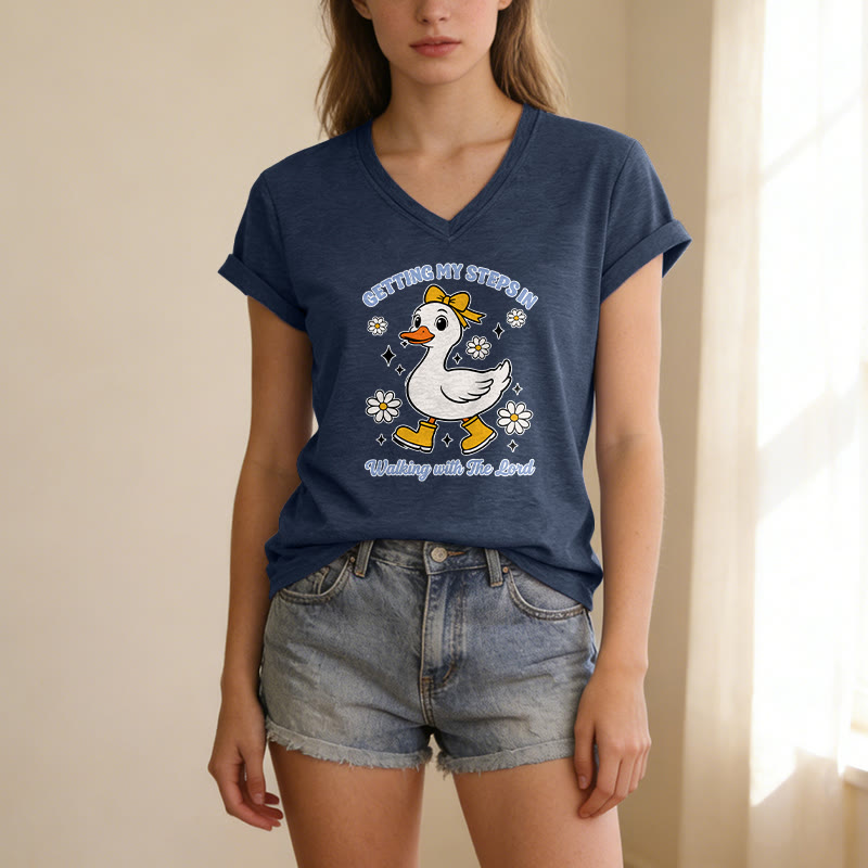 Christianartworkshop Maglietta casual con scollo a V "Getting My Steps In Walking With The Lord Cartoon Duck Daisy". - image 3