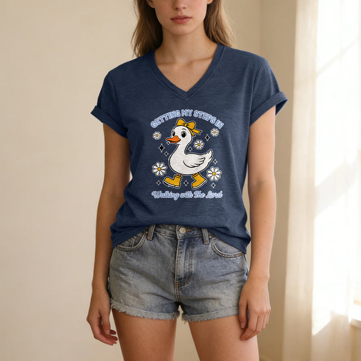 Christianartworkshop Maglietta casual con scollo a V "Getting My Steps In Walking With The Lord Cartoon Duck Daisy". - image 3
