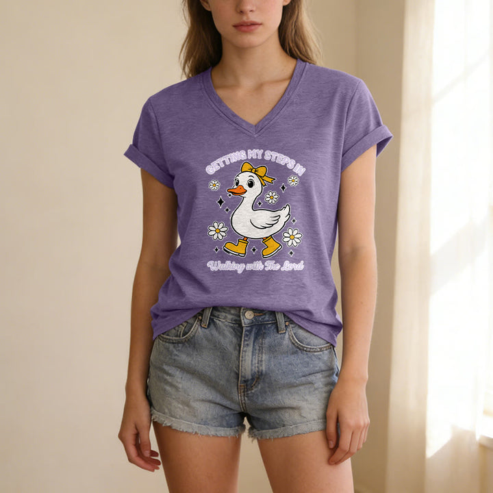 Christianartworkshop Maglietta casual con scollo a V "Getting My Steps In Walking With The Lord Cartoon Duck Daisy". - image 1