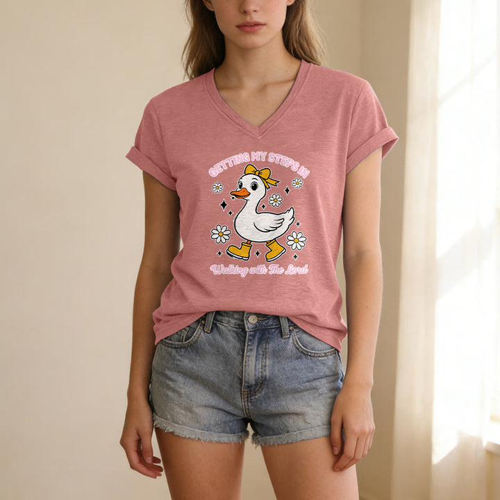 Christianartworkshop Maglietta casual con scollo a V "Getting My Steps In Walking With The Lord Cartoon Duck Daisy". - image 9