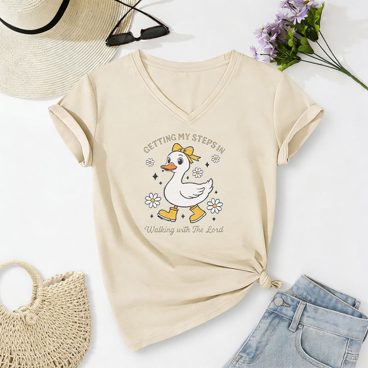 Christianartworkshop Maglietta casual con scollo a V "Getting My Steps In Walking With The Lord Cartoon Duck Daisy". - Beige - 2XL - image 6