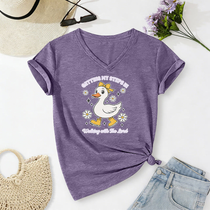 Christianartworkshop Maglietta casual con scollo a V "Getting My Steps In Walking With The Lord Cartoon Duck Daisy". - Viola - 2XL - image 0