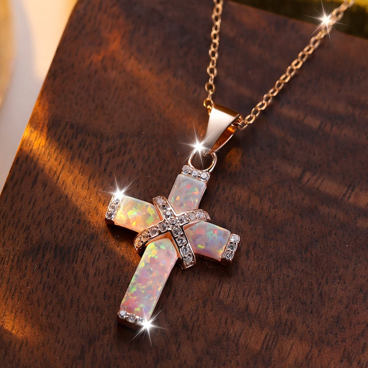 Christianartworkshop Collana con ciondolo a croce stratificata in opale intarsiato e catena sottile a maglie fini con zirconi incastonati: un simbolo di pura fede. - image 1