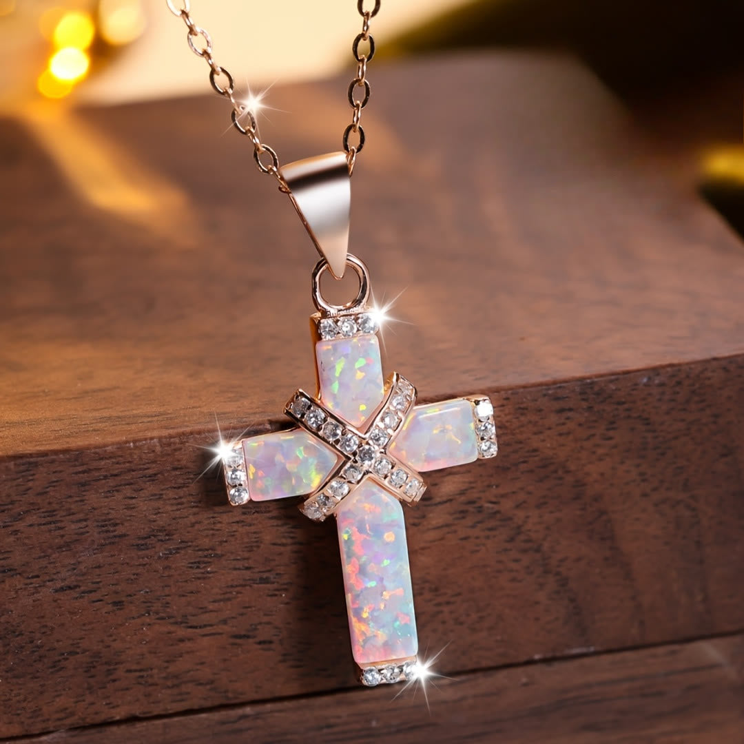Christianartworkshop Collana con ciondolo a croce stratificata in opale intarsiato e catena sottile a maglie fini con zirconi incastonati: un simbolo di pura fede. - Oro rosa - image 0