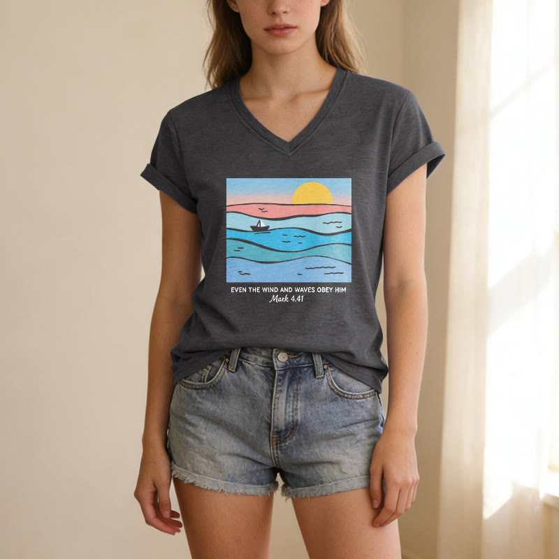 Christianartworkshop Anche il vento e le onde gli obbediscono Marco 4:41 Tramonto sull'oceano T-shirt casual con scollo a V - image 9