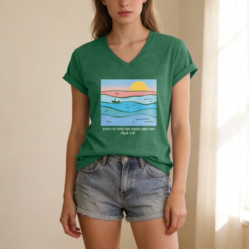 Christianartworkshop Anche il vento e le onde gli obbediscono Marco 4:41 Tramonto sull'oceano T-shirt casual con scollo a V - image 23