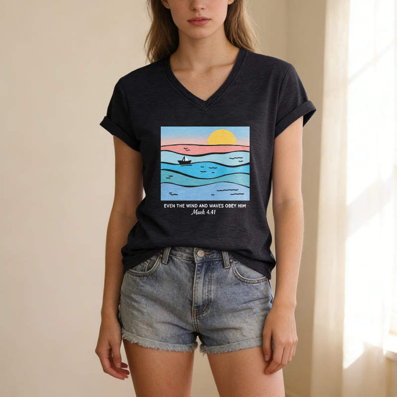 Christianartworkshop Anche il vento e le onde gli obbediscono Marco 4:41 Tramonto sull'oceano T-shirt casual con scollo a V - image 13