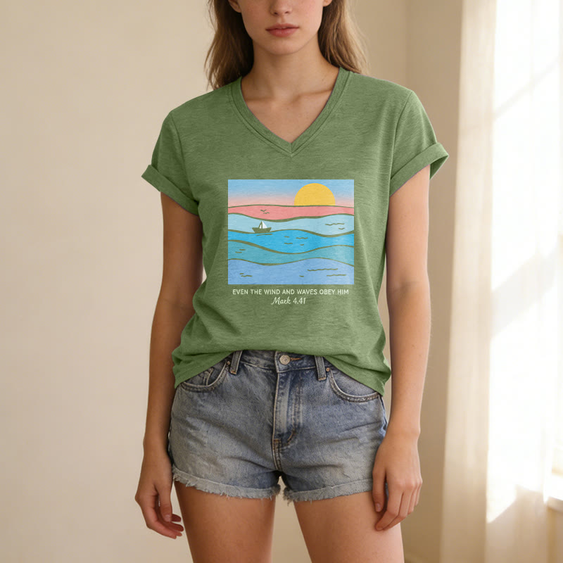 Christianartworkshop Anche il vento e le onde gli obbediscono Marco 4:41 Tramonto sull'oceano T-shirt casual con scollo a V - image 17