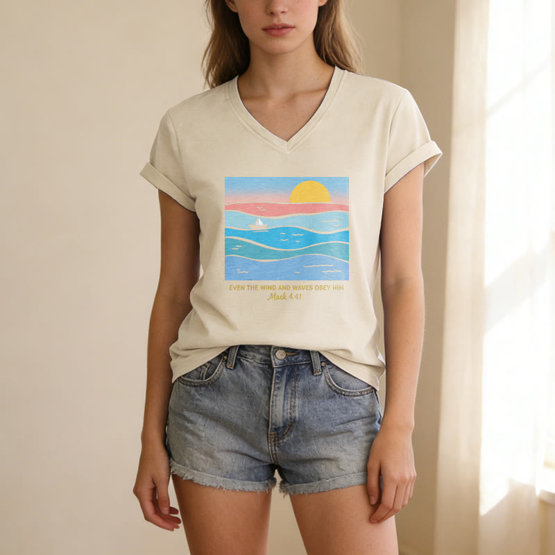 Christianartworkshop Anche il vento e le onde gli obbediscono Marco 4:41 Tramonto sull'oceano T-shirt casual con scollo a V - image 1