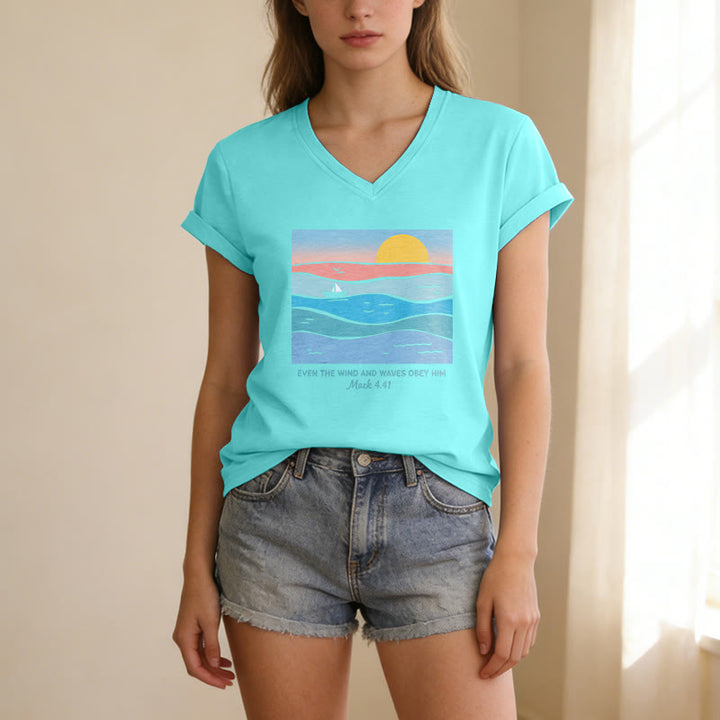 Christianartworkshop Anche il vento e le onde gli obbediscono Marco 4:41 Tramonto sull'oceano T-shirt casual con scollo a V - image 21
