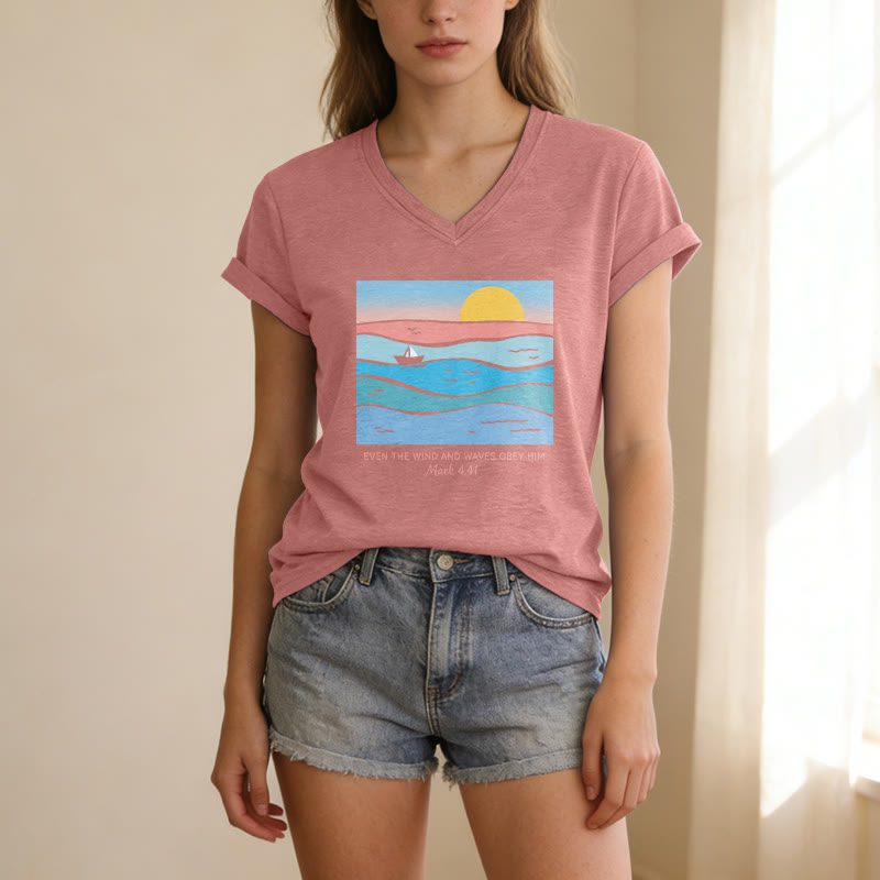 Christianartworkshop Anche il vento e le onde gli obbediscono Marco 4:41 Tramonto sull'oceano T-shirt casual con scollo a V - image 11