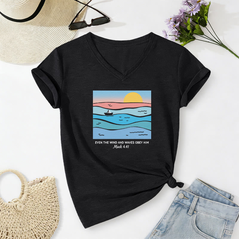 Christianartworkshop Anche il vento e le onde gli obbediscono Marco 4:41 Tramonto sull'oceano T-shirt casual con scollo a V - Nero - 2XL - image 12