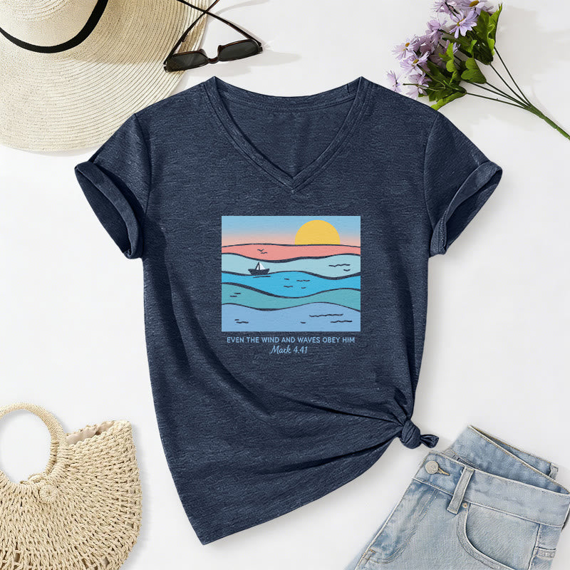 Christianartworkshop Anche il vento e le onde gli obbediscono Marco 4:41 Tramonto sull'oceano T-shirt casual con scollo a V - Blu navy - 2XL - image 6