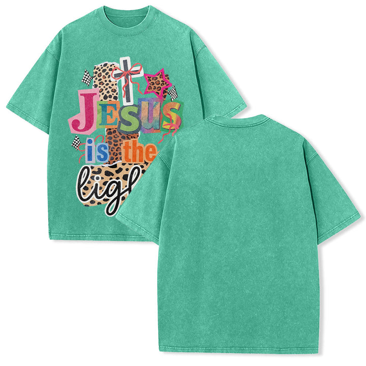 Christianartworkshop T-shirt unisex lavata con grafica leopardata, croce, fiocco e stella "Jesus Is The Light". - Verde - 5XL - image 10