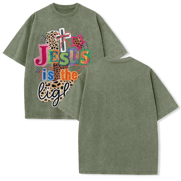 Christianartworkshop T-shirt unisex lavata con grafica leopardata, croce, fiocco e stella "Jesus Is The Light". - Verde militare - 5XL - image 7