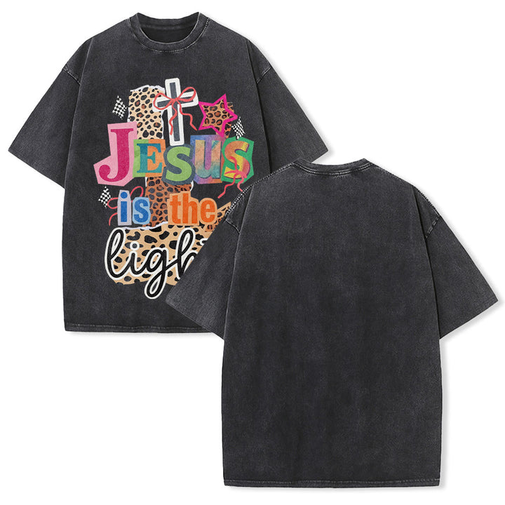 Christianartworkshop T-shirt unisex lavata con grafica leopardata, croce, fiocco e stella "Jesus Is The Light". - Nero - 5XL - image 1