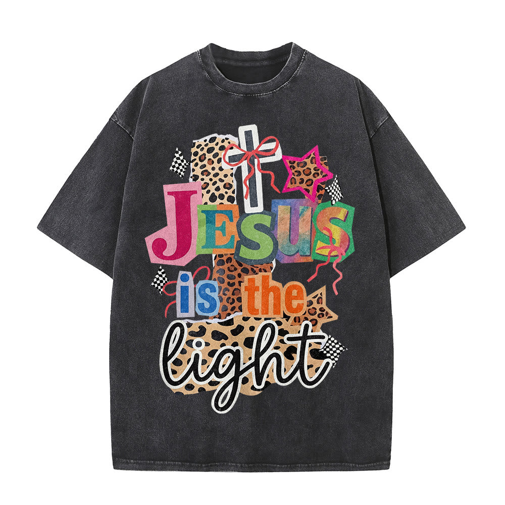 Christianartworkshop T-shirt unisex lavata con grafica leopardata, croce, fiocco e stella "Jesus Is The Light". - image 2