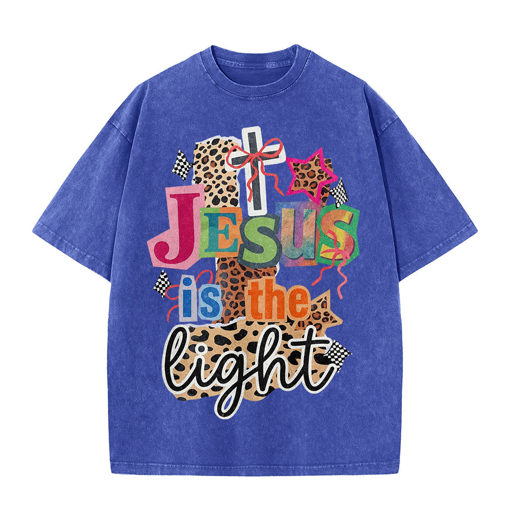 Christianartworkshop T-shirt unisex lavata con grafica leopardata, croce, fiocco e stella "Jesus Is The Light". - image 26