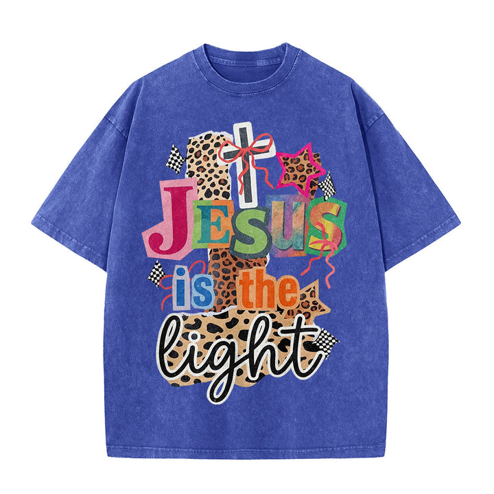 Christianartworkshop T-shirt unisex lavata con grafica leopardata, croce, fiocco e stella "Jesus Is The Light". - image 26