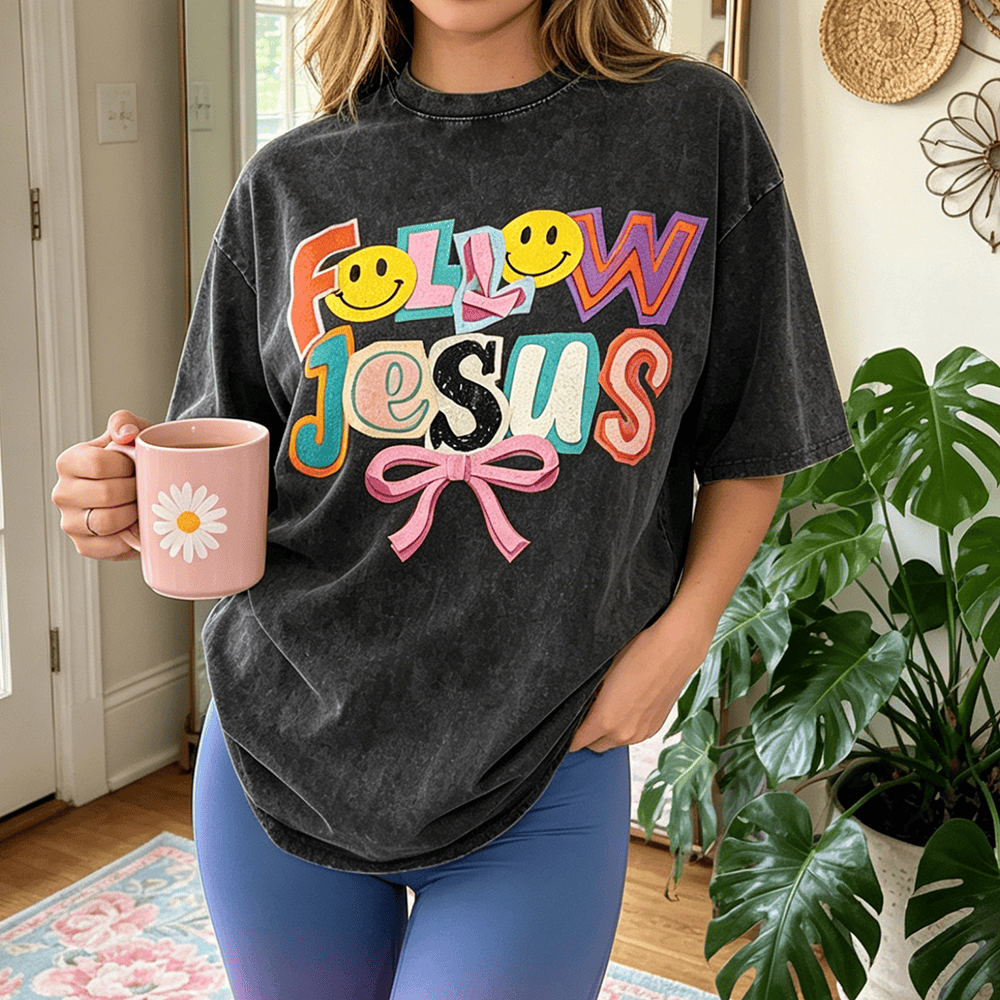Christianartworkshop T-shirt unisex lavata con scritta "Follow Jesus Smile Bow Color Block" e motivo a blocchi di colore. - image 0