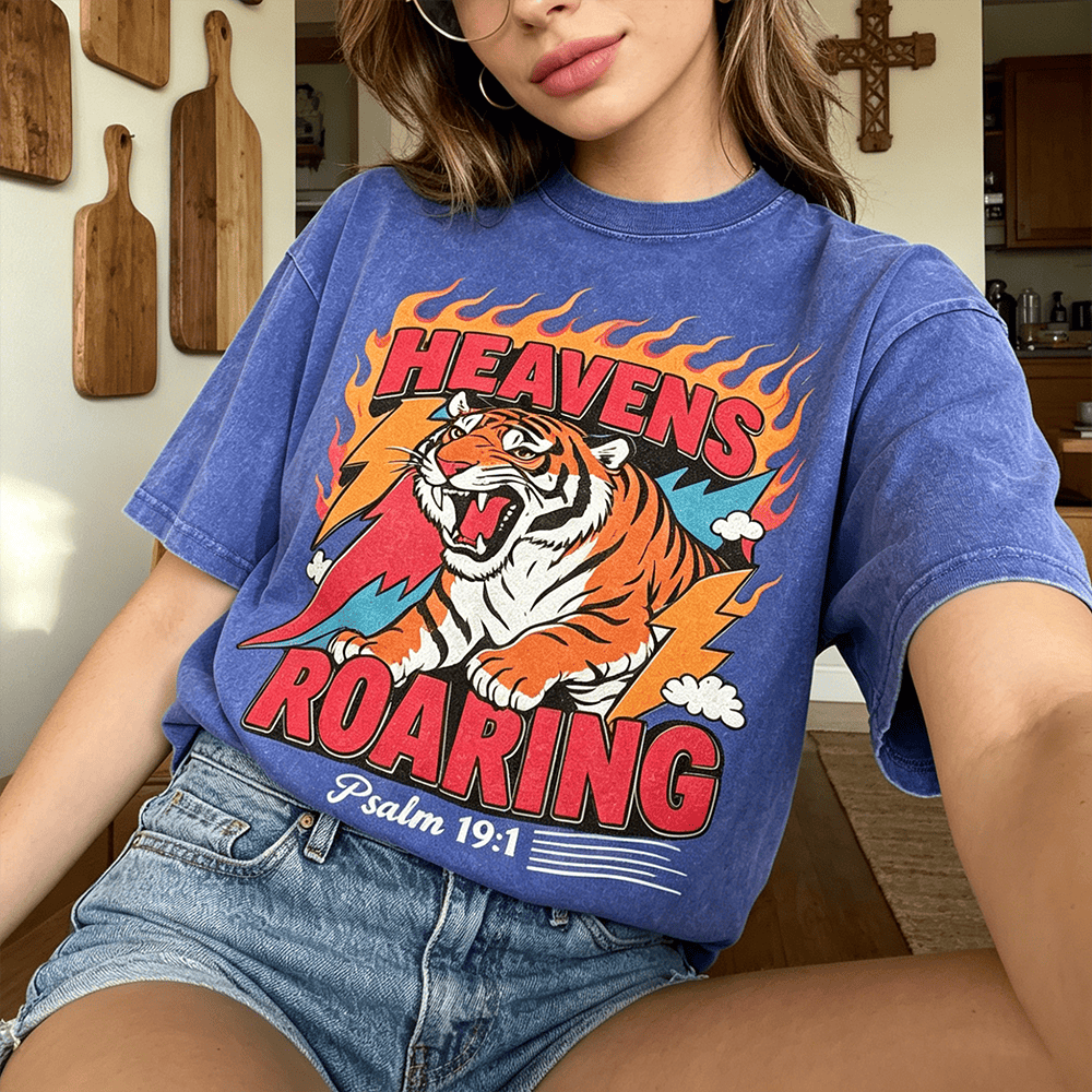 Christianartworkshop Maglietta unisex retrò con stampa "Heavens Roaring Tiger Flame Lightning Psalm 19:1" e motivo tigre ruggente. - image 0