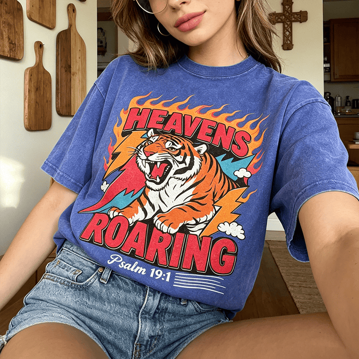 Christianartworkshop Maglietta unisex retrò con stampa "Heavens Roaring Tiger Flame Lightning Psalm 19:1" e motivo tigre ruggente. - image 0