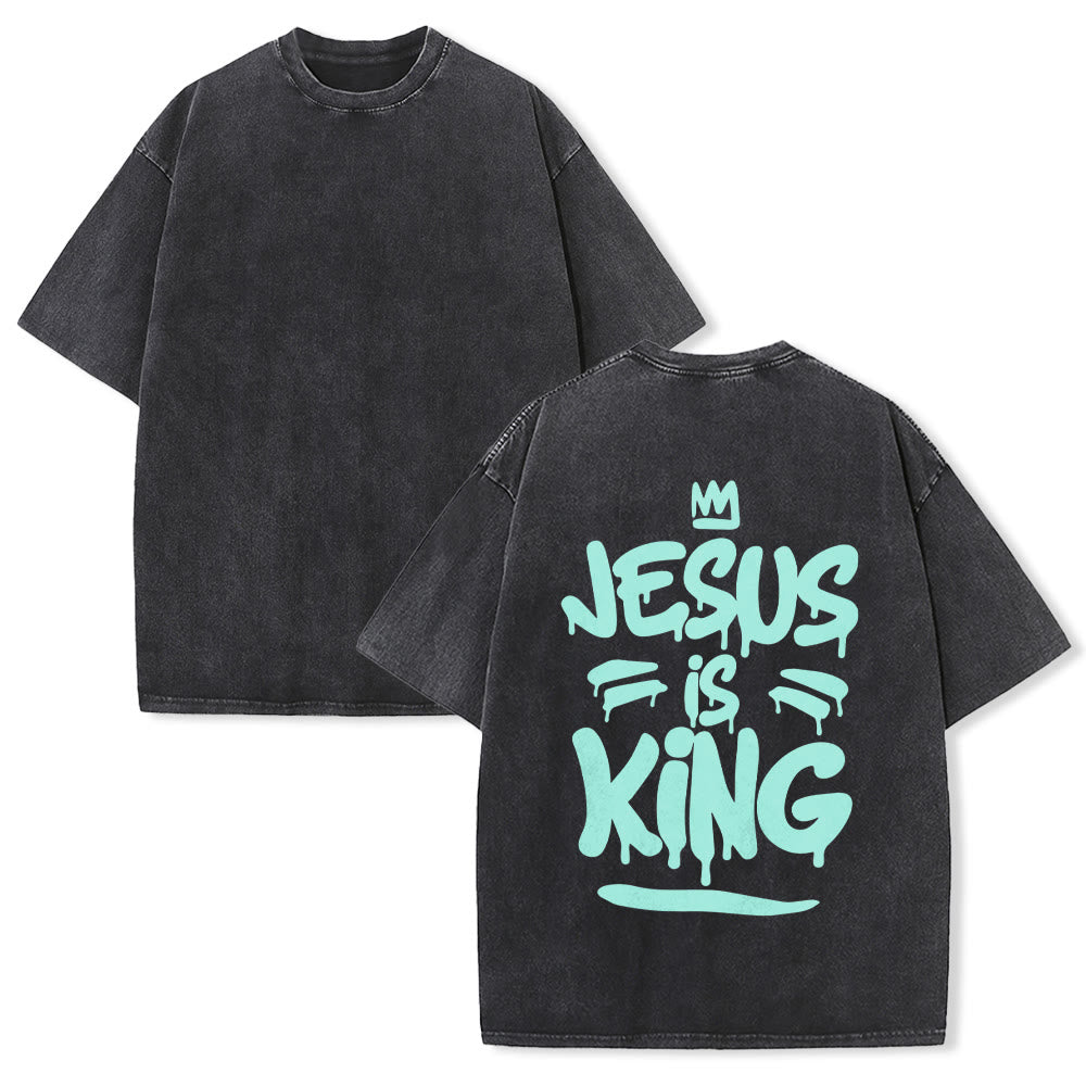 Christianartworkshop T-shirt unisex vintage lavata con stampa graffiti "Jesus Is King Drip" e corona sul retro. - Nero - 5XL - image 1