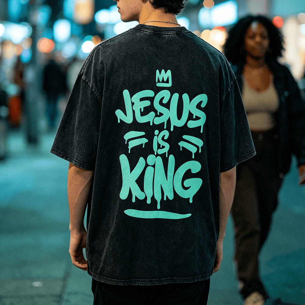 Christianartworkshop T-shirt unisex vintage lavata con stampa graffiti "Jesus Is King Drip" e corona sul retro. - image 0