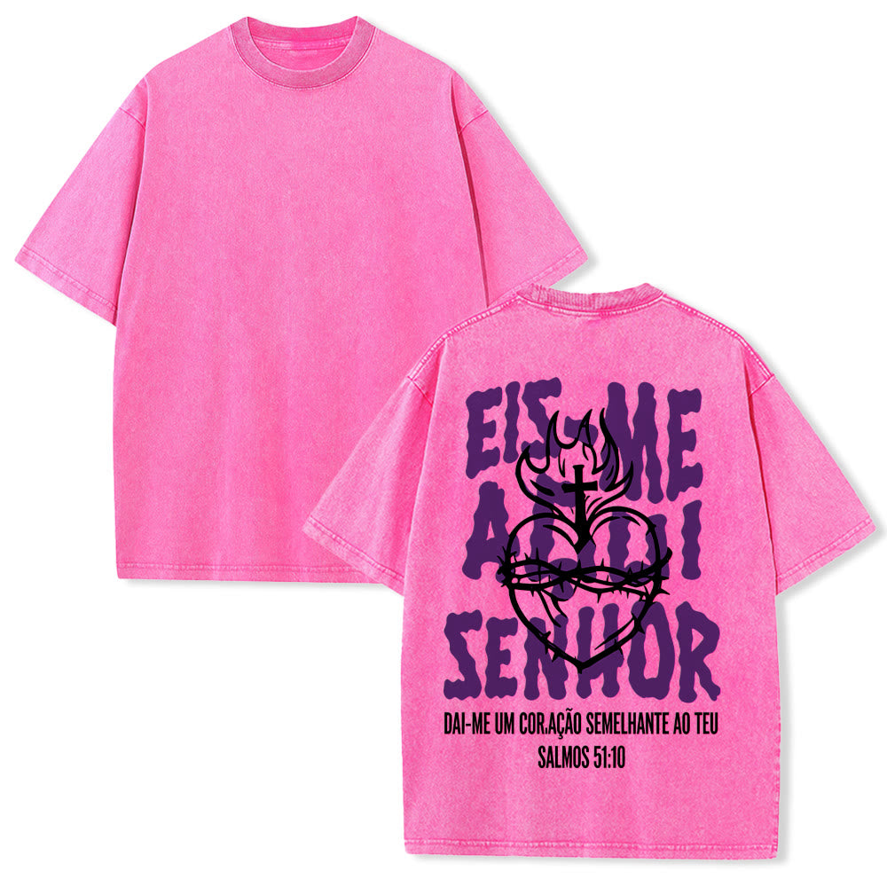 Christianartworkshop Maglietta unisex lavata con grafica a tema spirituale portoghese: Spina, Sacro Cuore, Croce, Fiamma sul retro. - Rosa - 5XL - image 7