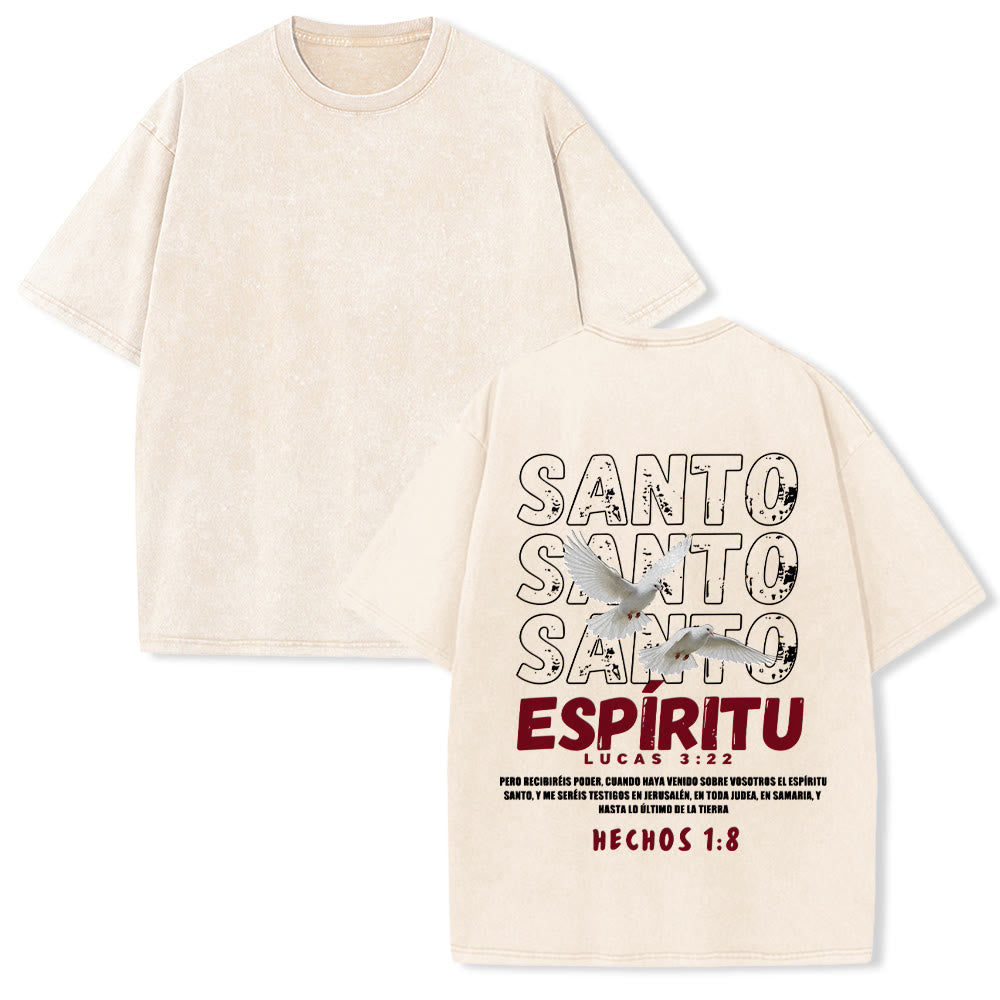 Christianartworkshop Maglietta unisex lavata con grafica effetto vintage e slogan dello Spirito Santo in spagnolo, doppia colomba e carattere tipografico vintage. - Beige - 5XL - image 1