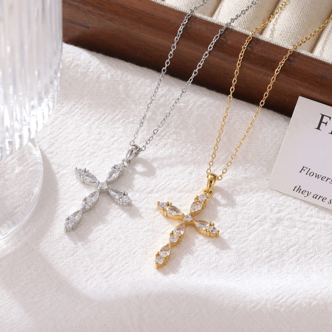 Christianartworkshop Collana con ciondolo a croce bicolore con zirconi a forma di pera: emblema di grazia delicata e scintillante. - image 0