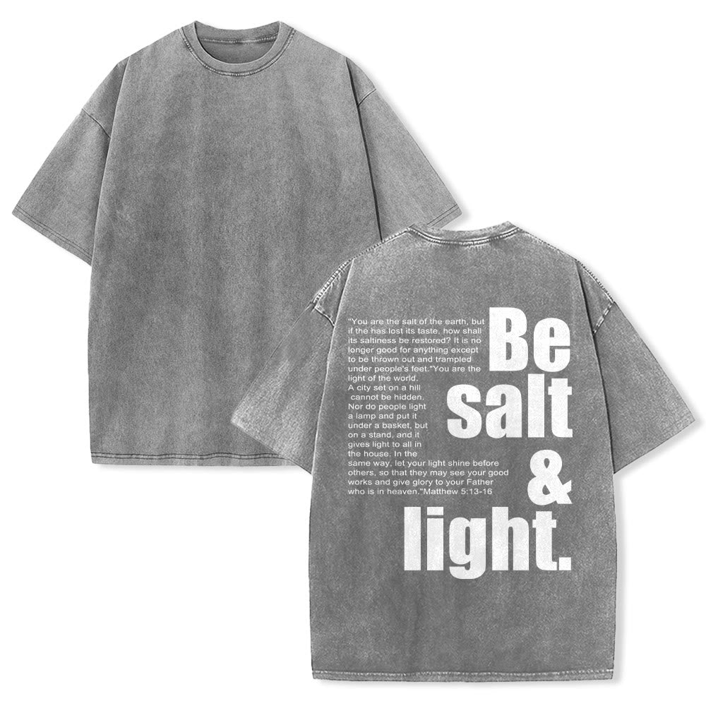 Christianartworkshop Maglietta unisex lavata con grafica a contrasto, caratteri grandi e piccoli, sale e luce, versetto biblico sul retro. - Grigio - 5XL - image 25