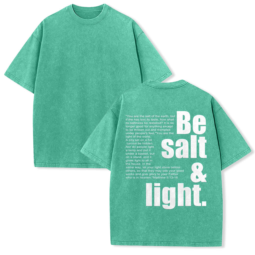 Christianartworkshop Maglietta unisex lavata con grafica a contrasto, caratteri grandi e piccoli, sale e luce, versetto biblico sul retro. - Verde - 5XL - image 16