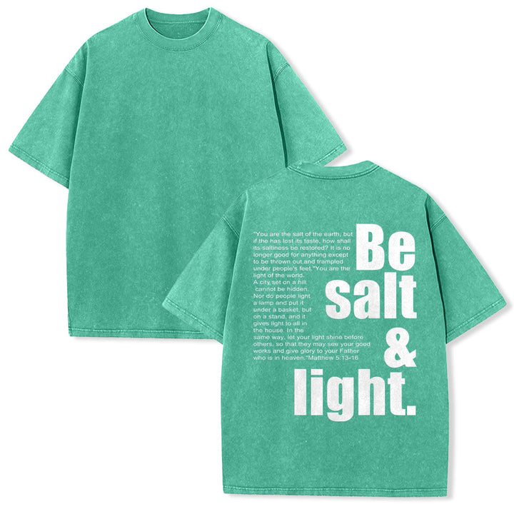 Christianartworkshop Maglietta unisex lavata con grafica a contrasto, caratteri grandi e piccoli, sale e luce, versetto biblico sul retro. - Verde - 5XL - image 16