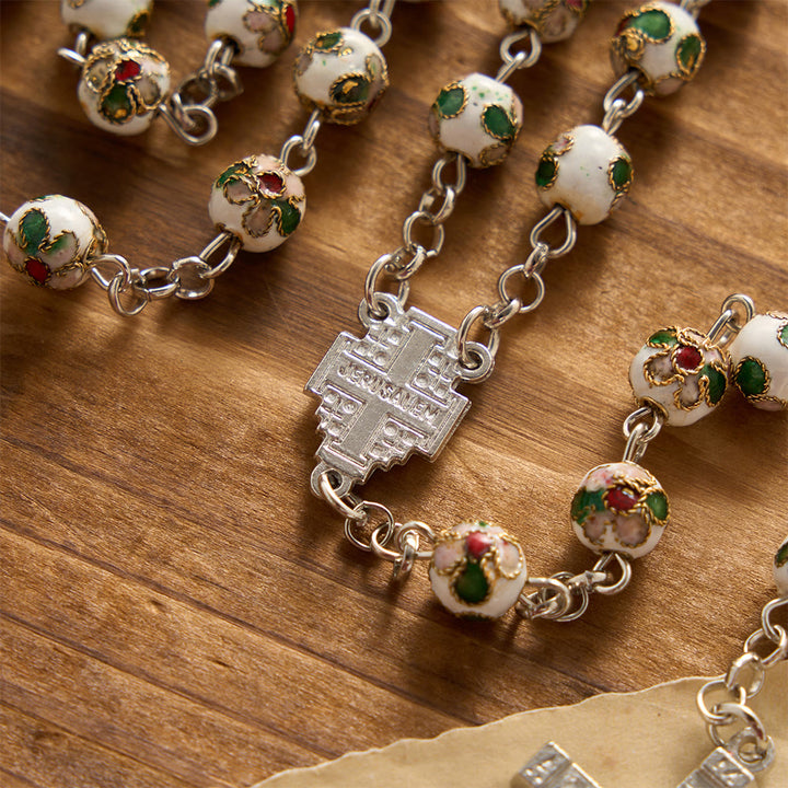 Christianartworkshop Rosario da preghiera con crocifisso a croce di Gerusalemme in cloisonné bianco con motivi floreali: emblema della grazia divina che protegge senza tempo. - image 3