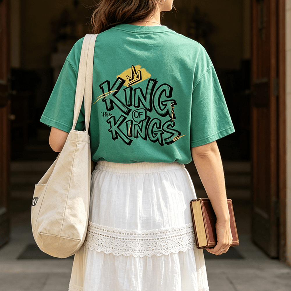 Christianartworkshop T-shirt unisex vintage lavata con stampa "King Of Kings Brush Graffiti Crown" sul retro. - image 0