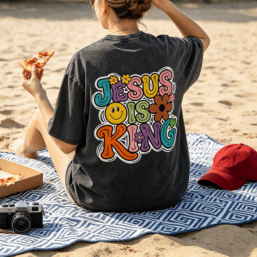 Christianartworkshop Maglietta unisex vintage lavata con stampa retrò groovy multicolore a bolle e fiori sorridenti con scritta "Jesus Is King". - image 0