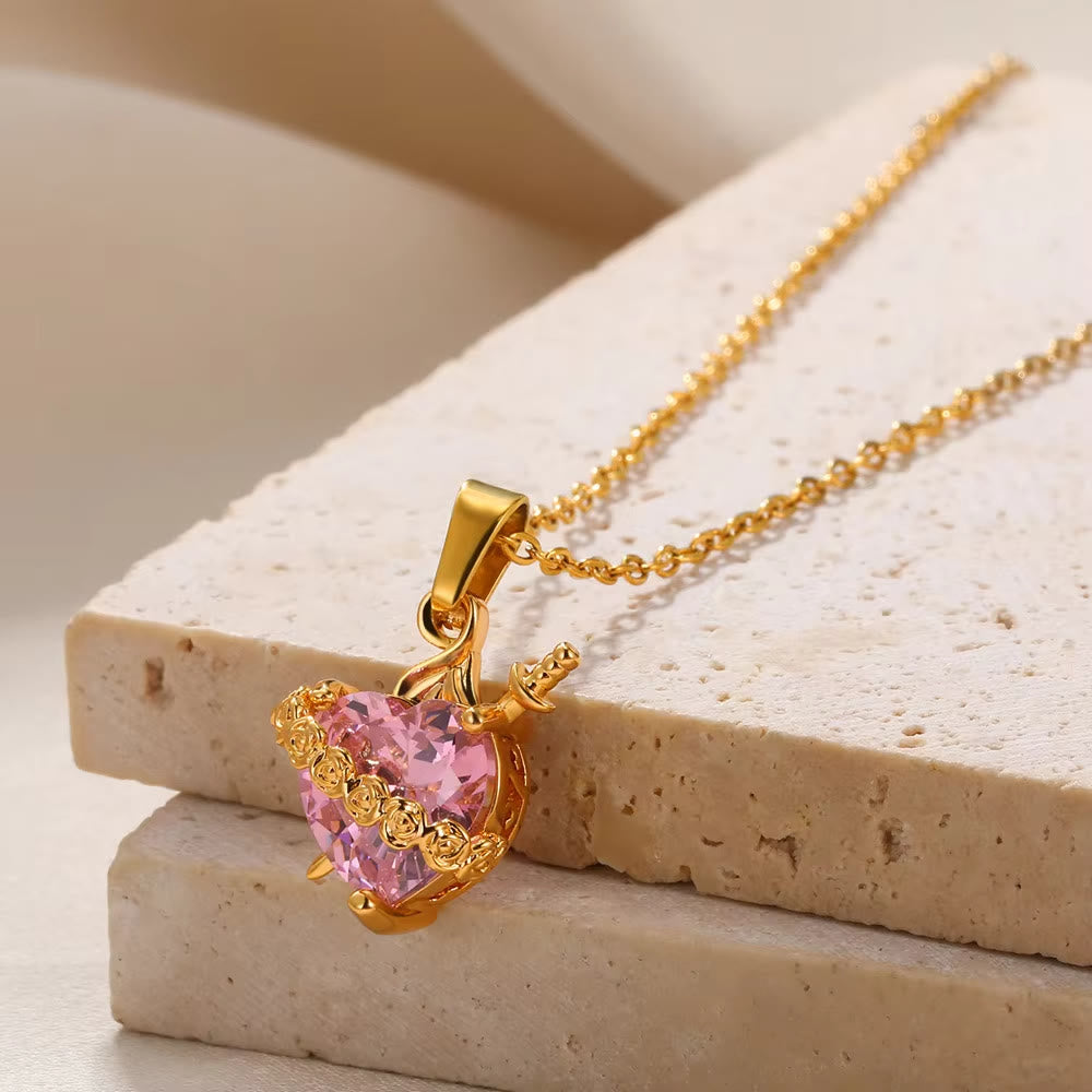 Christianartworkshop Collana con ciondolo a forma di pugnale con rosa e cuore sacro rosa: simbolo senza tempo di voto sacro e affetto devoto. - Sacro Cuore - image 0