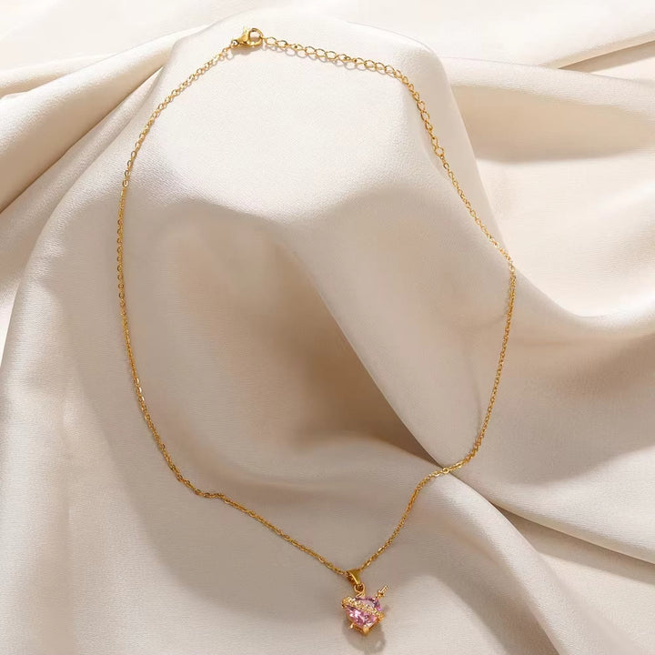 Christianartworkshop Collana con ciondolo a forma di pugnale con rosa e cuore sacro rosa: simbolo senza tempo di voto sacro e affetto devoto. - image 2