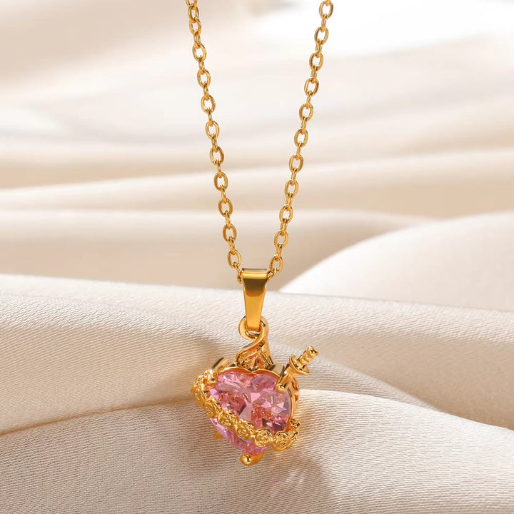 Christianartworkshop Collana con ciondolo a forma di pugnale con rosa e cuore sacro rosa: simbolo senza tempo di voto sacro e affetto devoto. - image 1