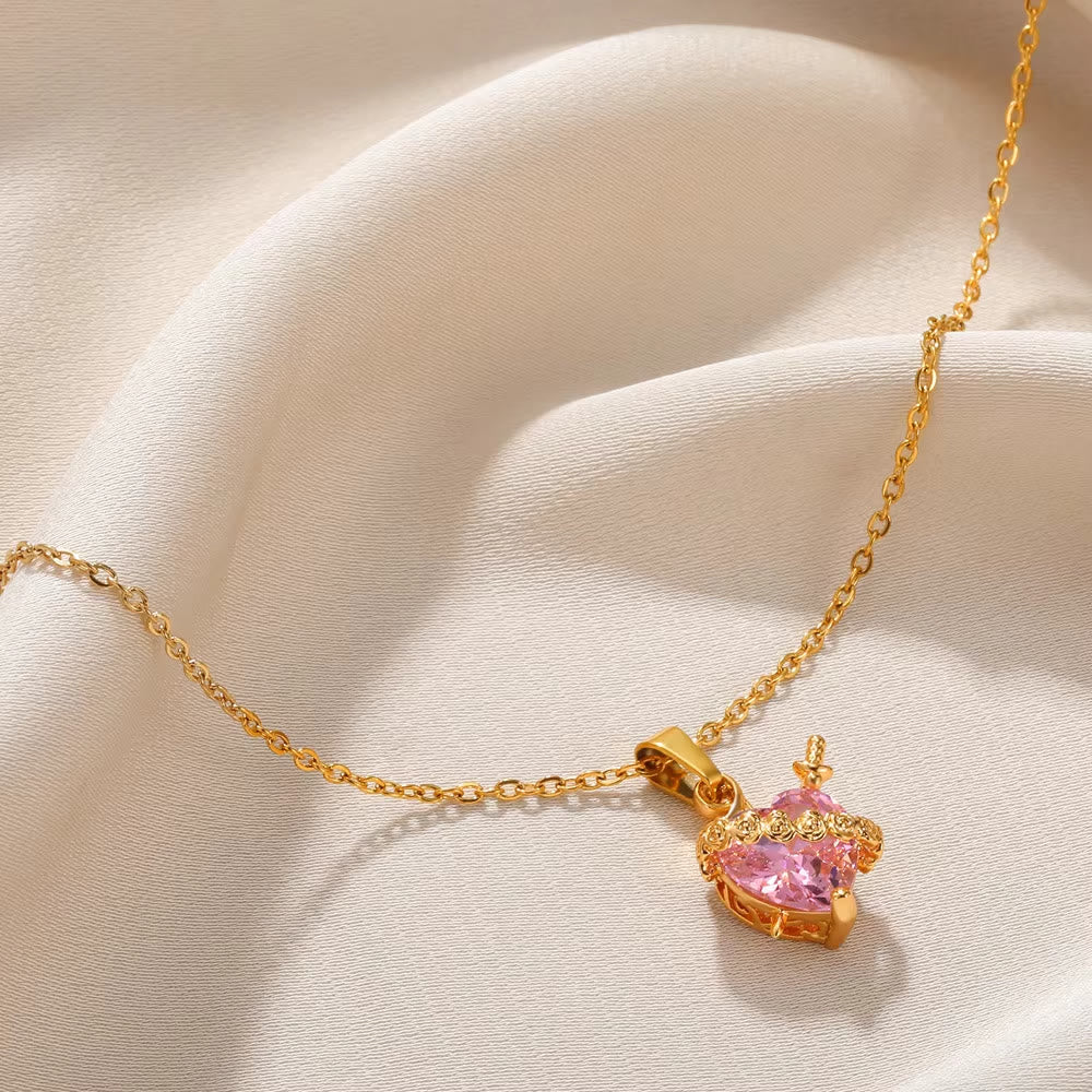 Christianartworkshop Collana con ciondolo a forma di pugnale con rosa e cuore sacro rosa: simbolo senza tempo di voto sacro e affetto devoto. - image 4