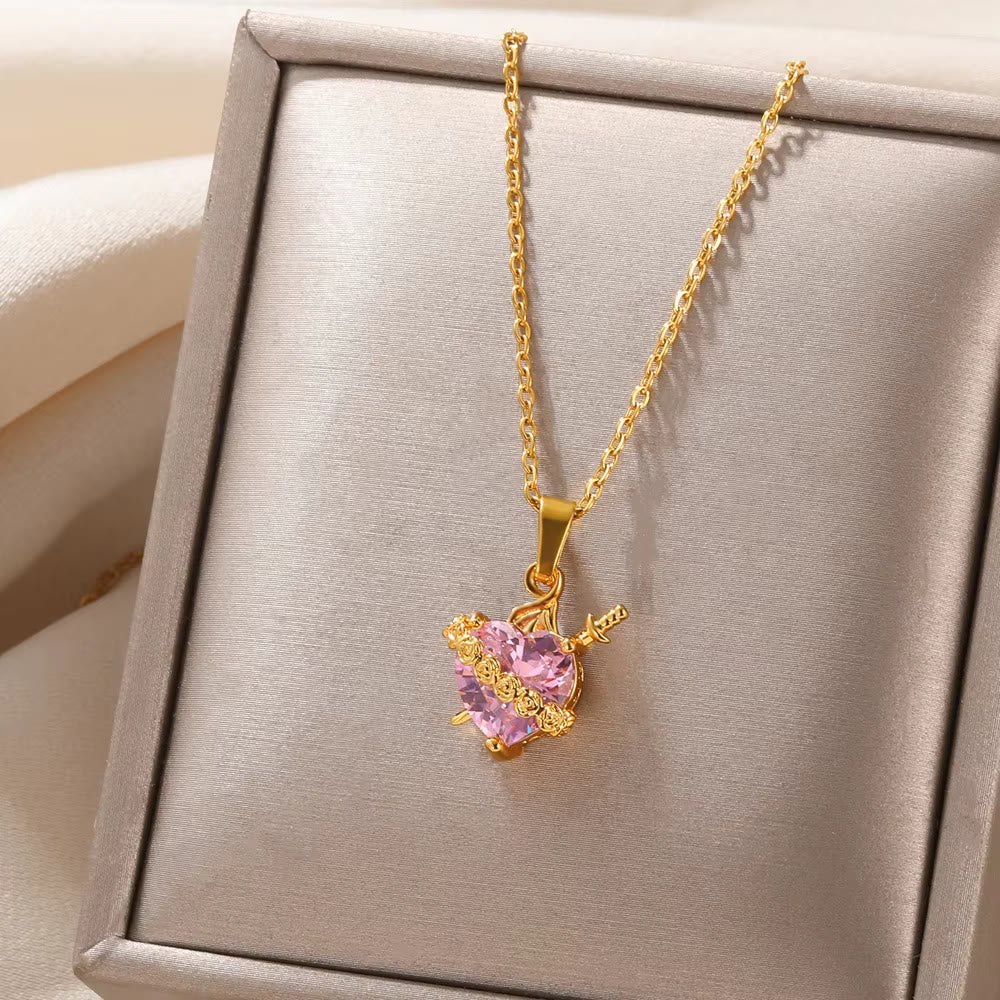 Christianartworkshop Collana con ciondolo a forma di pugnale con rosa e cuore sacro rosa: simbolo senza tempo di voto sacro e affetto devoto. - image 3