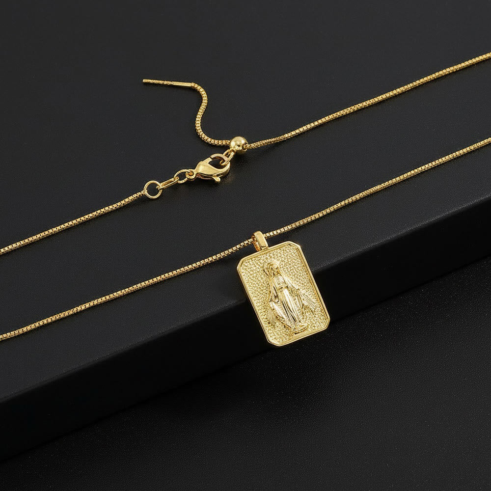 Christianartworkshop Collana con medaglione rettangolare testurizzato e crocifisso della Madonna: emblema senza tempo di sacra devozione misericordiosa. - image 3