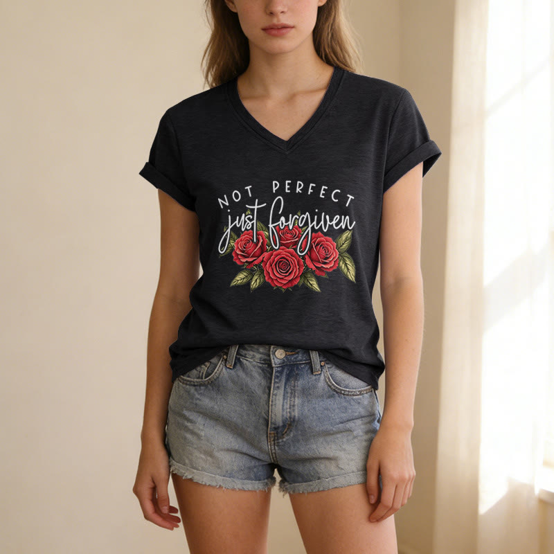 Christianartworkshop Non perfetta, solo perdonata. Bouquet di rose rosse, doppia scritta, grafica floreale, fede, casual, t-shirt con scollo a V. - image 3