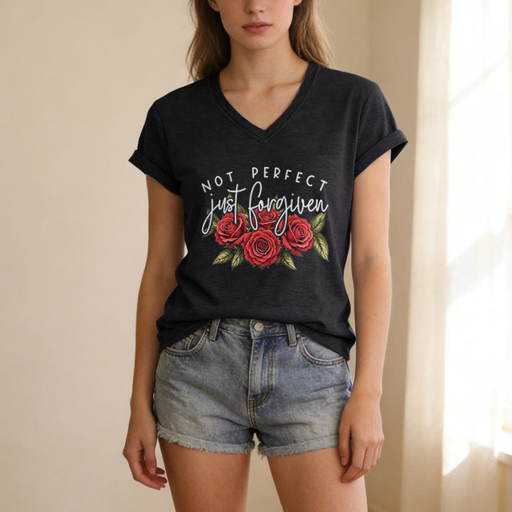 Christianartworkshop Non perfetta, solo perdonata. Bouquet di rose rosse, doppia scritta, grafica floreale, fede, casual, t-shirt con scollo a V. - image 3
